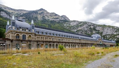 AVE Huesca Canfranc estación de tren AVE Huesca Canfranc estación de tren